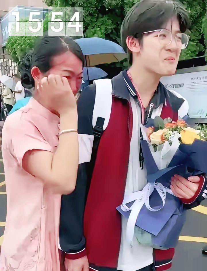 “没想到我也有今天”！三岁男孩失去父亲，母亲改嫁不管，姑姑把他带大，今年高考71