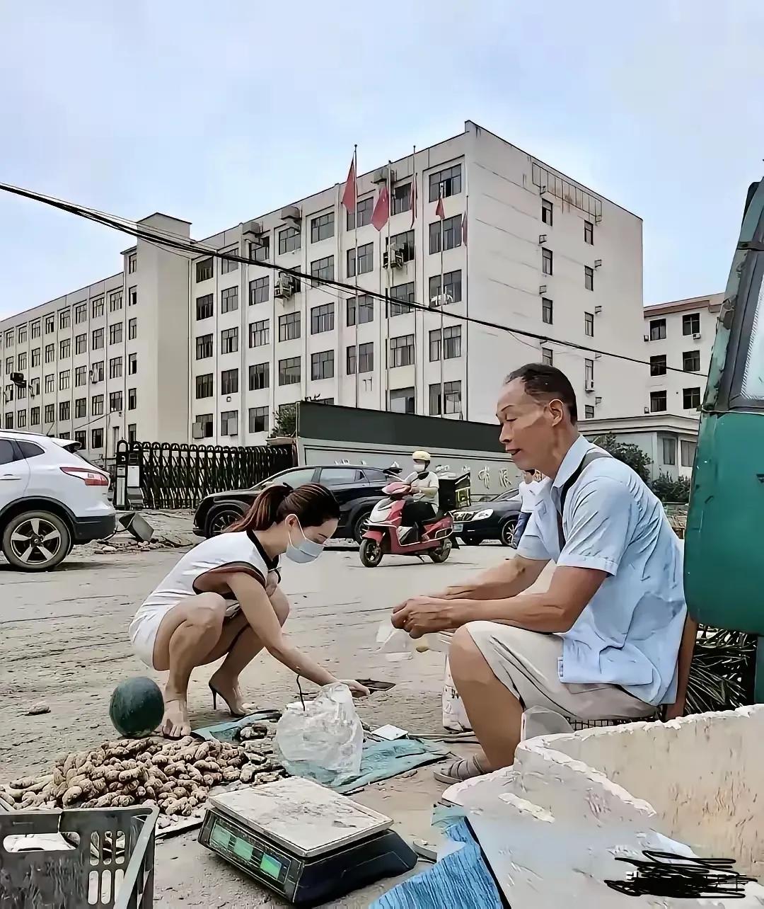 老大爷：我摆摊卖菜半生，阅人无数，钱该收的还是要收。有朋友去街里卖菜，一个大姐