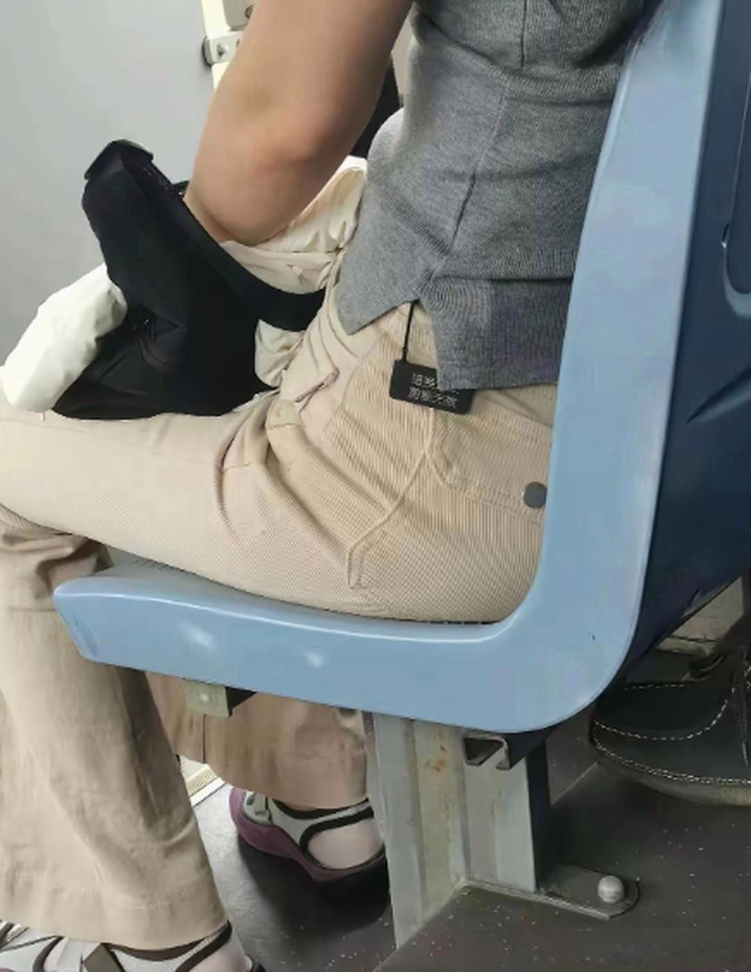 不得不说，她是怎么做到不尴尬的。