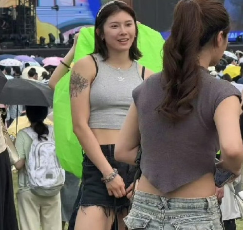 吴艳妮在成都，穿短裤大腿粗壮，一身奢侈品牌，表情自信又张扬！
