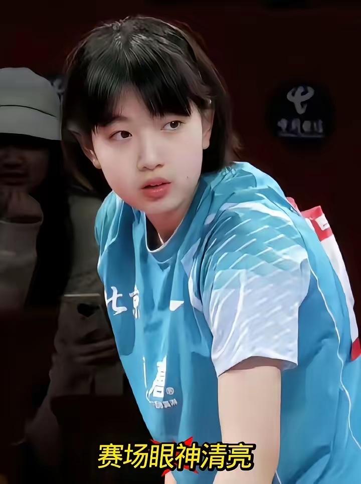 国乒又出现一位美女新星！在太原常规挑战赛赛场上，有一个小队员引人关注，她不仅球打