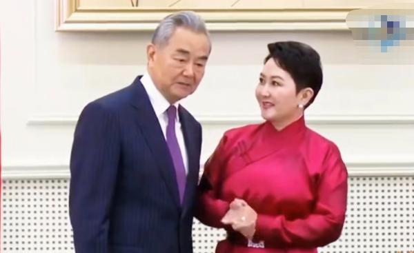 看看王外长与蒙古国外长巴特策策格的握手表情，够日本嫉妒半天，中国蒙古的睦邻友好关