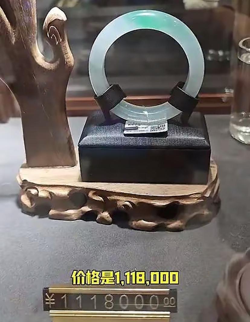胖东来百万手镯被人买走了，对比一下几十万的手镯到底有啥区别，有网友给提供了一张图