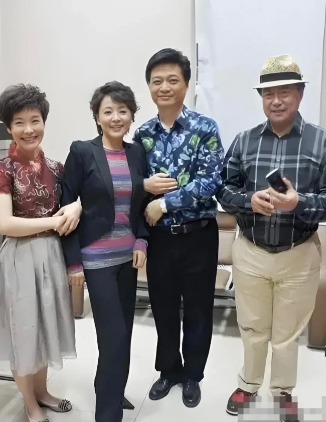 这四位明星的和合影里，我只认出两位女的，中间的是张瑜，想不到长相一般的她，和其他