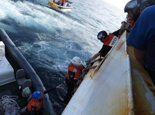 韩国济州道政府今天向今年5月营救遇险济州渔民的中国海警四名队员授予“荣誉道民”称