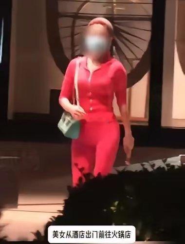 大家发现没有？包贝尔夜会的这个美女穿搭风格不像普通女人，走的是风情万种的熟女风