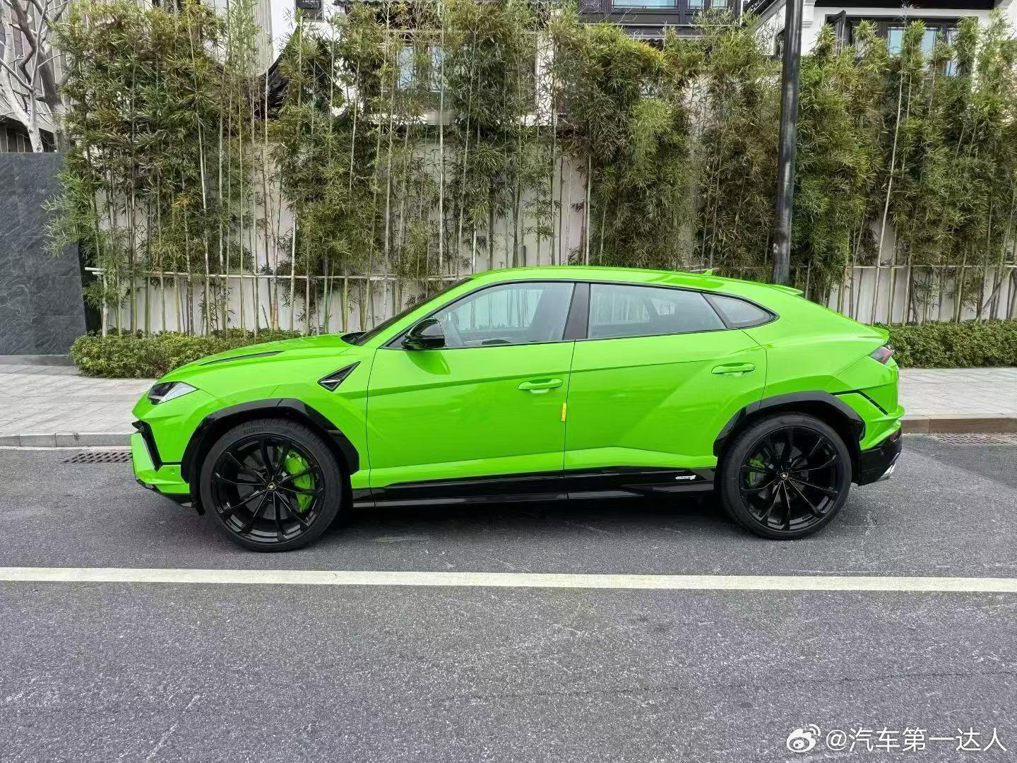 兰博基尼UrusS版，24年5月上牌，绿/黑绿配色，8000km+