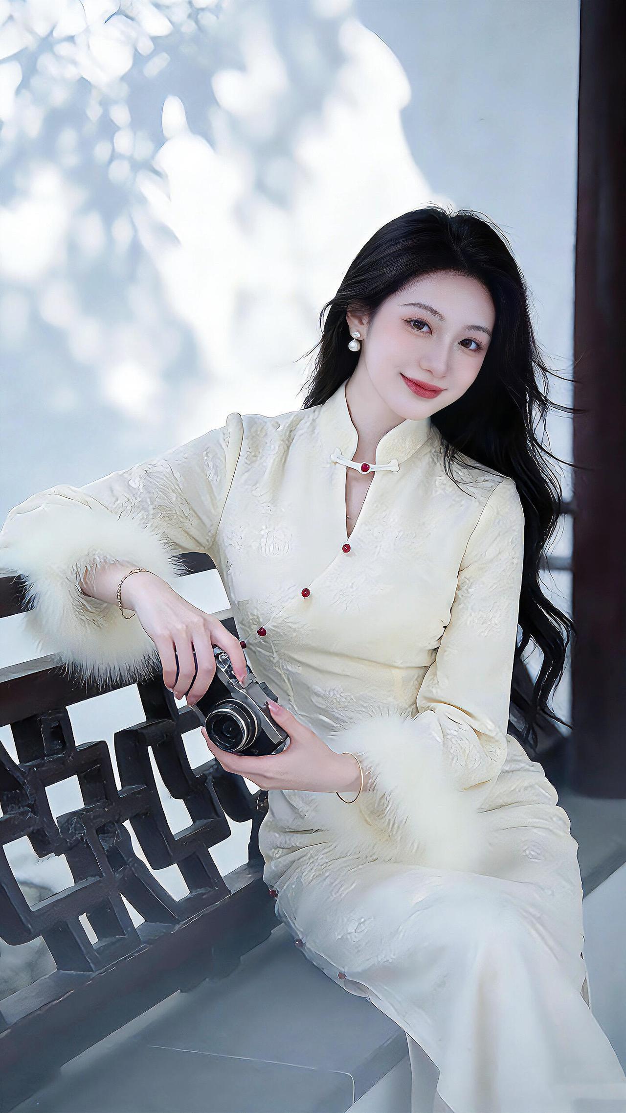 优雅旗袍复古相机相伴时光静好青丝如瀑迷人微笑江南风旗袍照温柔复古风穿搭