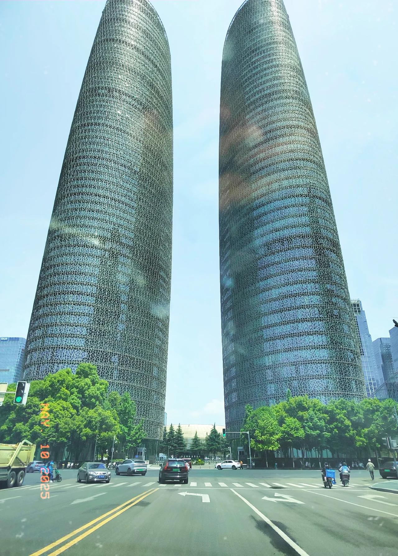 成都市高新区天府大道北段拍双子塔吃美食不错成都金融城双子塔是成都地标性建筑