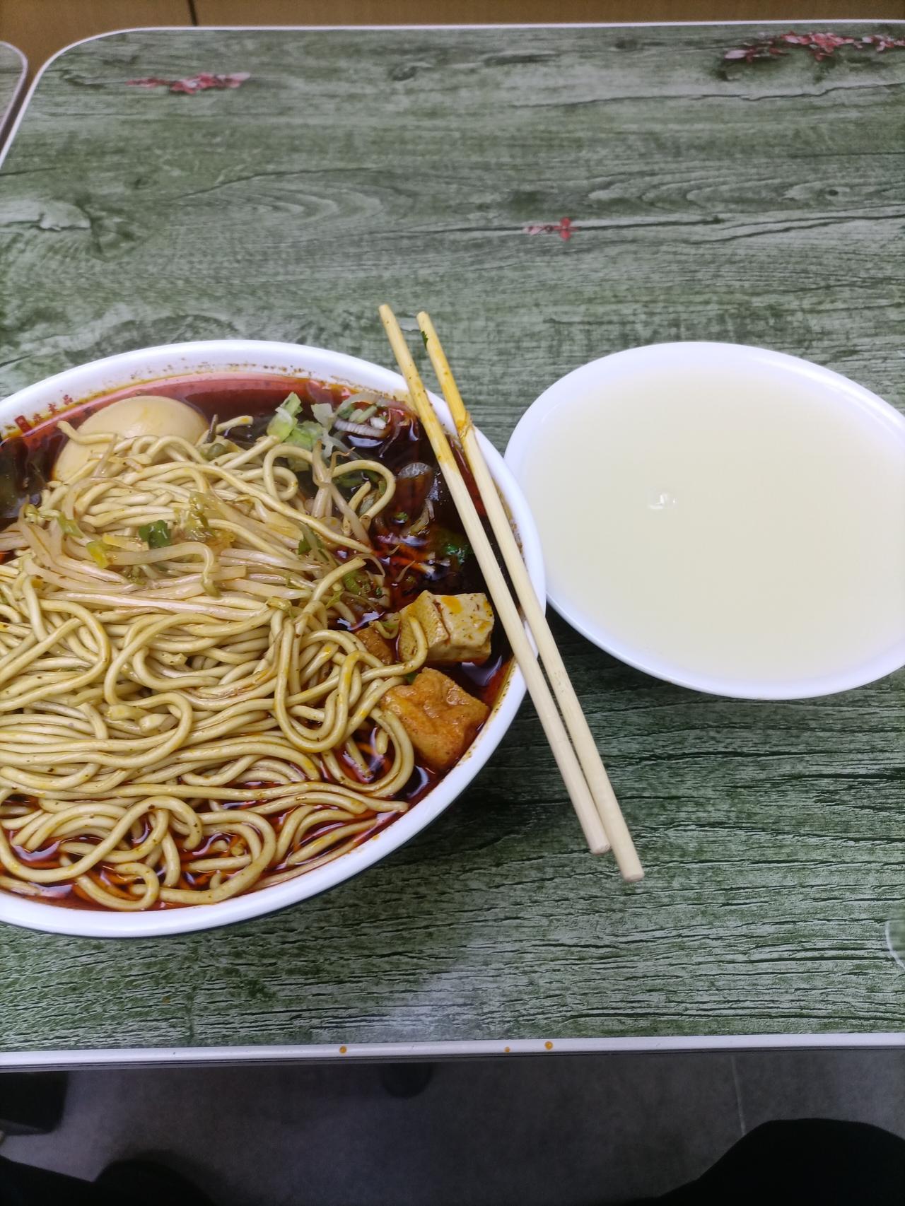 打卡襄阳豆腐面，一小碗加一个卤蛋，还有一小碗黄酒，收费6元，价格亲民，份量很足，
