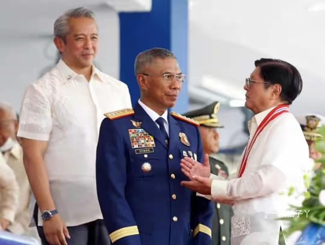 前警察总长托雷的履历堪称魔幻：3月刚带队把前总统杜特尔特移交海牙国际刑事法院，5