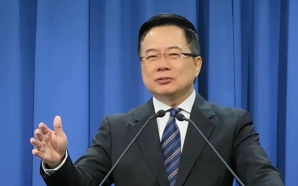 岛内这两天有个民调数据挺有意思，说超过八成民众反对“武统”。这话题一出来，某些人