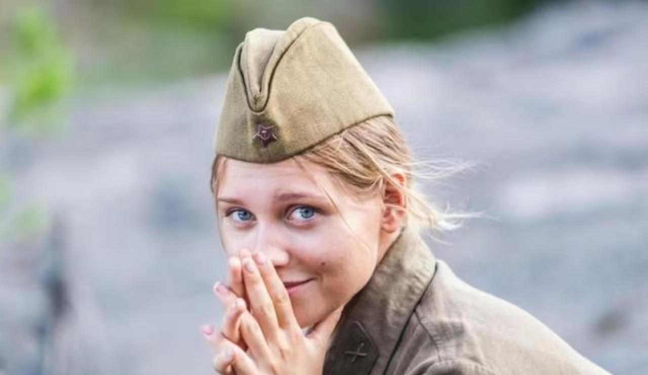 1945年，一个苏联女兵看到一个日本战俘英俊潇洒，她悄悄对男人说：“如果你答应和