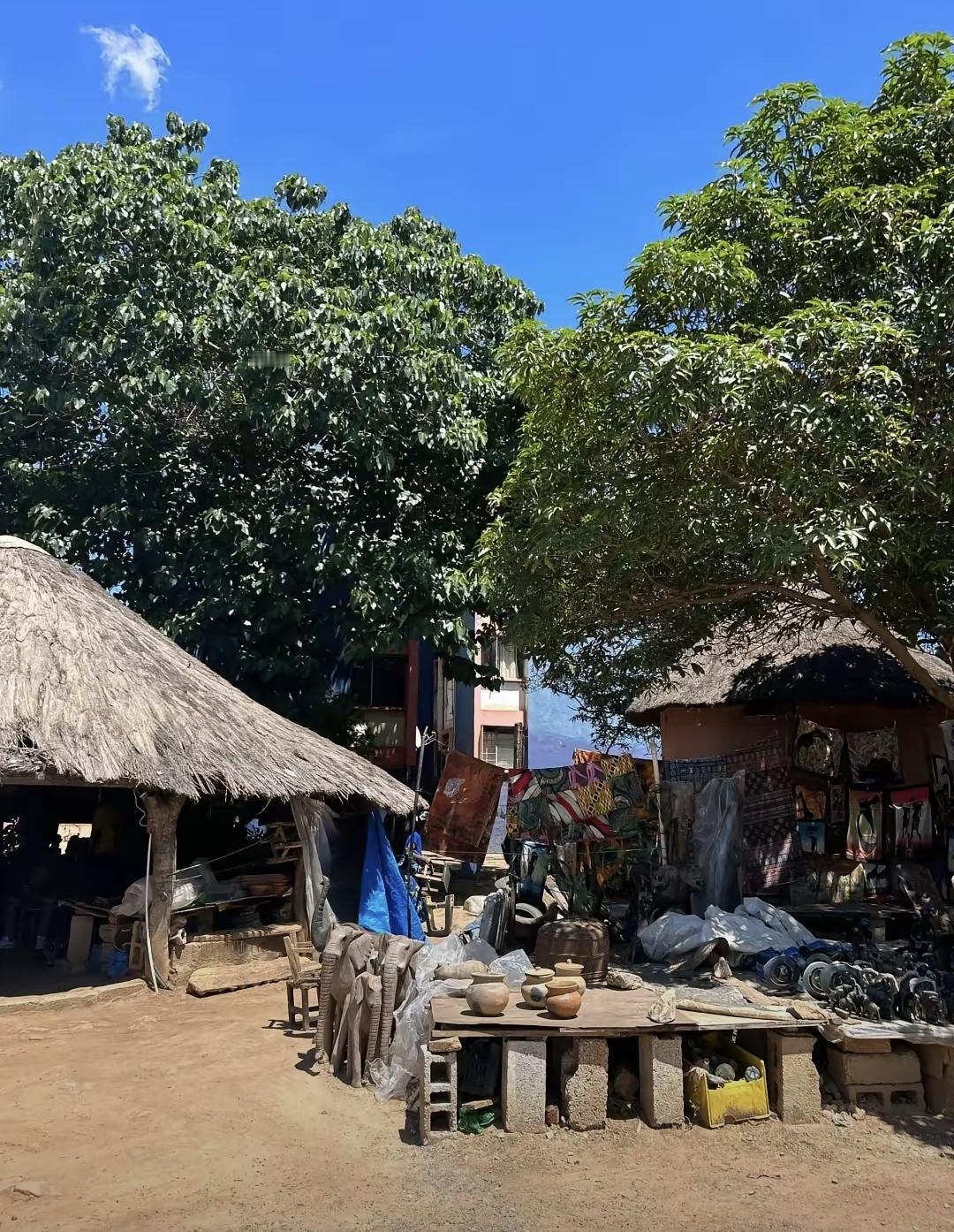 最近听远房亲戚老李说他在非洲开了家小饭馆，一待就是九年。他提到那边不少中国女人日