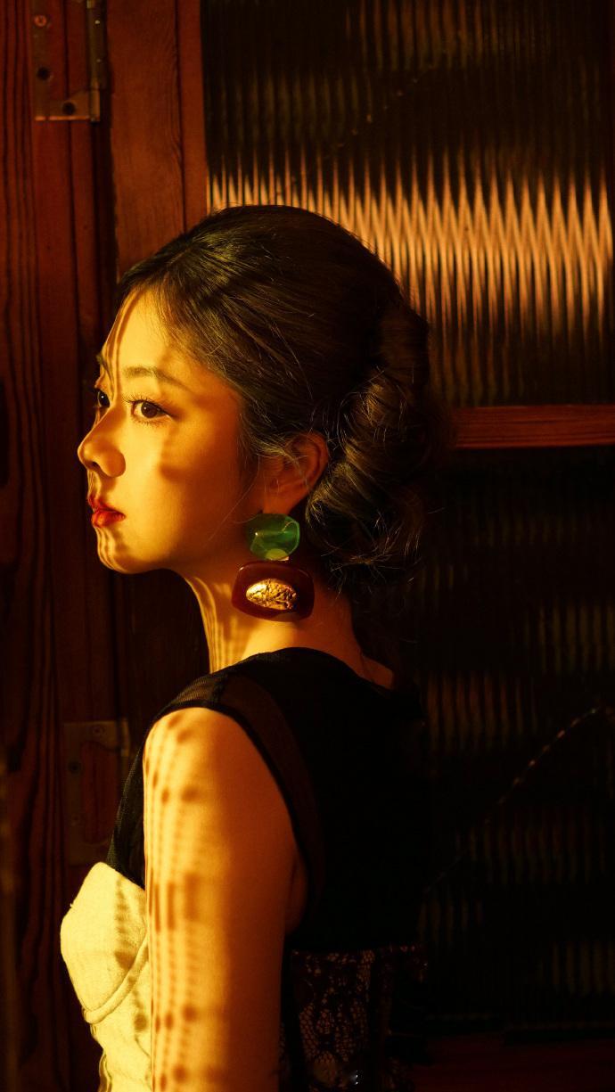 复古盘发利落精致——谭松韵。每日明星美图分享