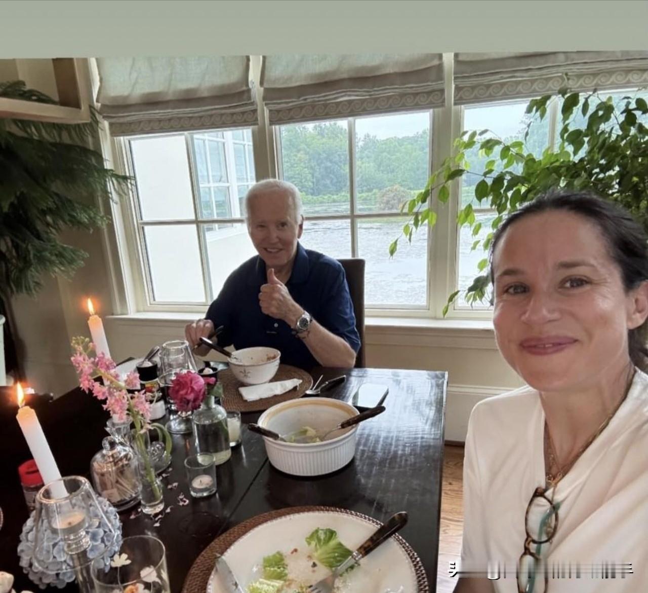 这是拜登女儿阿什莉在家里拍摄的一张晚餐合照。尽管已是癌症四期，身体大不如前，但是