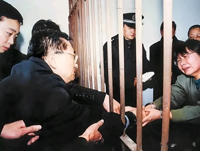 死刑犯的临执行会见，哪些亲属可以到场？哪些人绝对不能见？死刑执行前最后一面，不是谁想见就能见。按现行