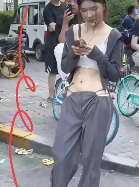 女孩子裤子穿成这样出去，真的安全吗？