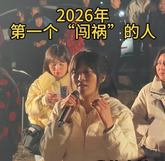 千人杀猪饭翻车！红衣女现场搅局逼哭当事人，泼天富贵咋就变了味谁能想到，一场