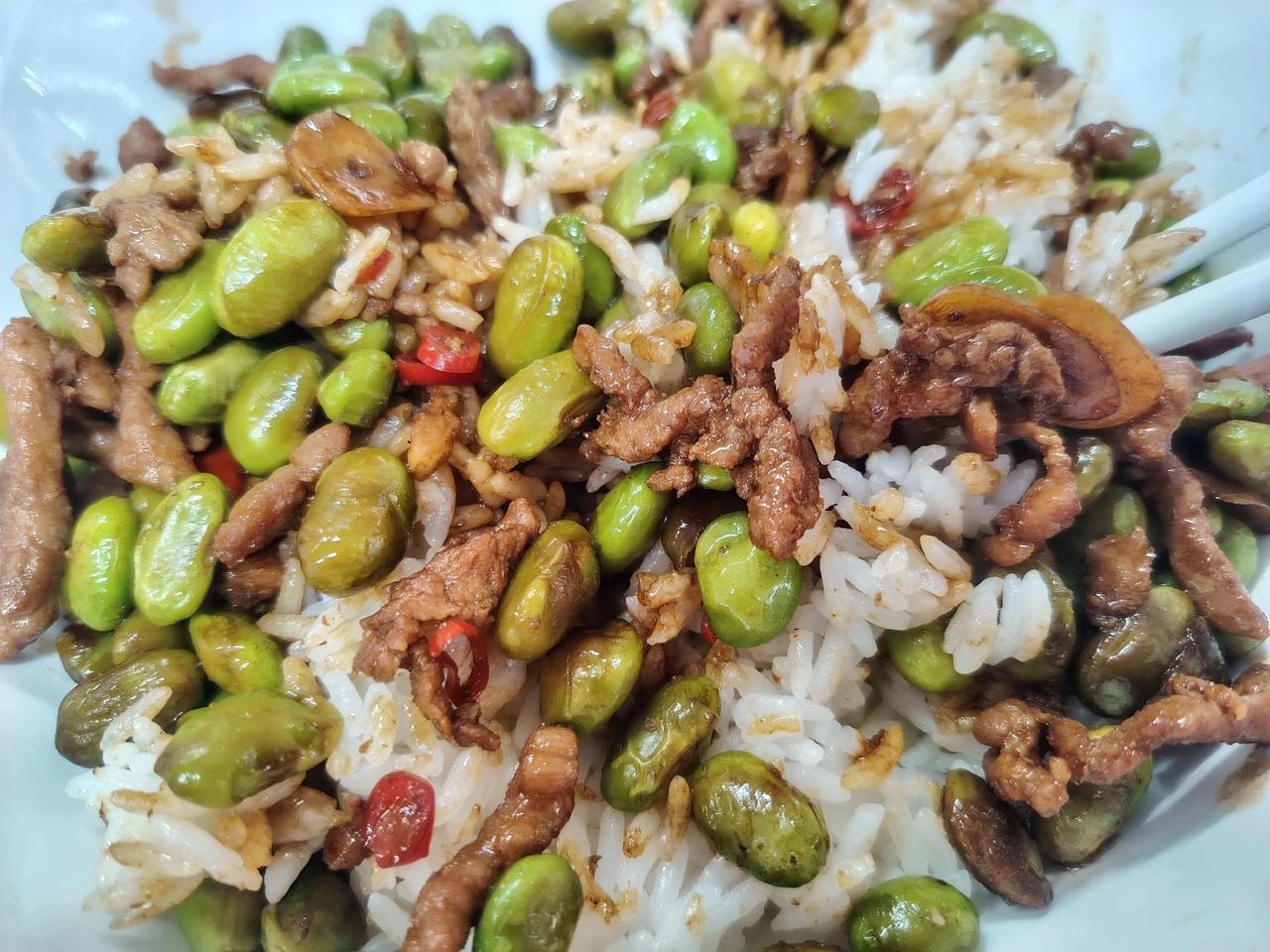 这个世界最悲哀的就是，一个有情有义的人最终会变成一个无情人！有些人对父母