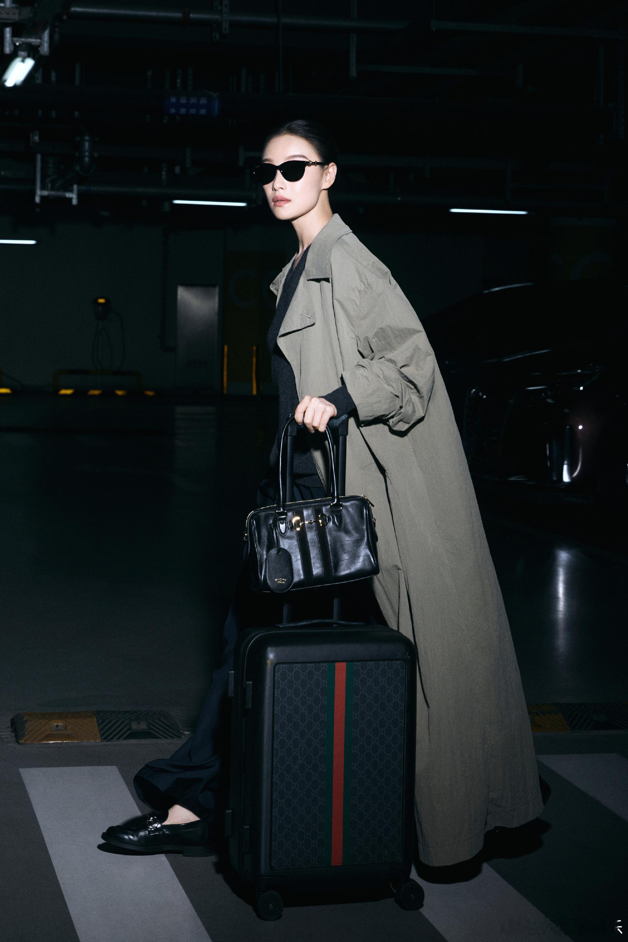 倪妮gucci品牌代言人深夜启程米兰参加Gucci大秀，oversize风衣气