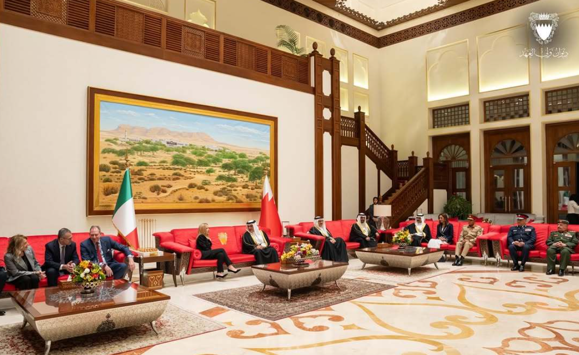 意大利女总理坐在红色沙发上和巴林王储说话，翘着二郎腿好随意！12月2日女总理梅洛