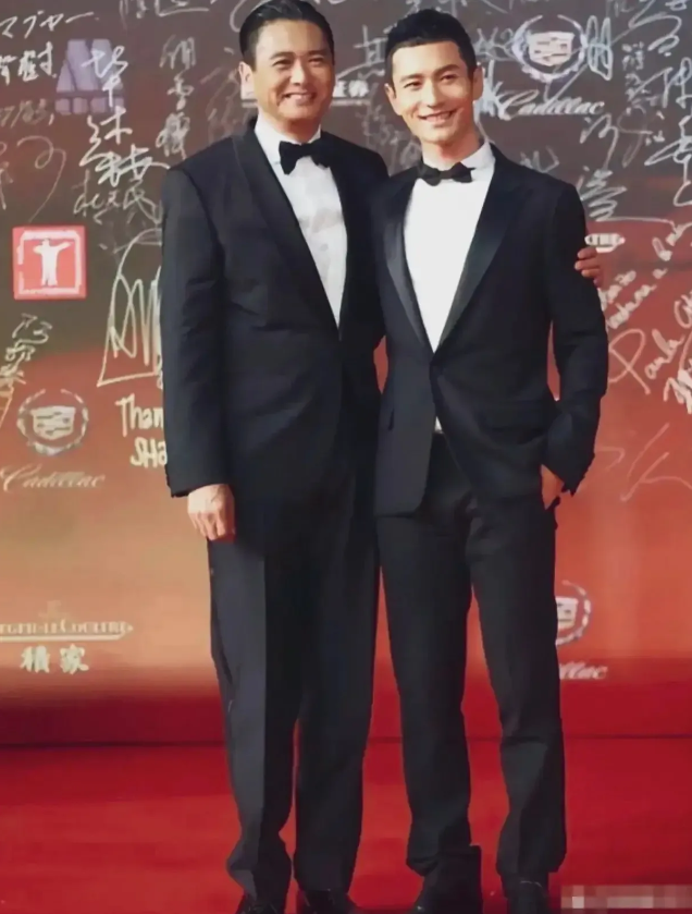 哇哦，两位''许文强''衣着相同，发型拉风，一样的挺拔，一样的明媚，若抛开演技单