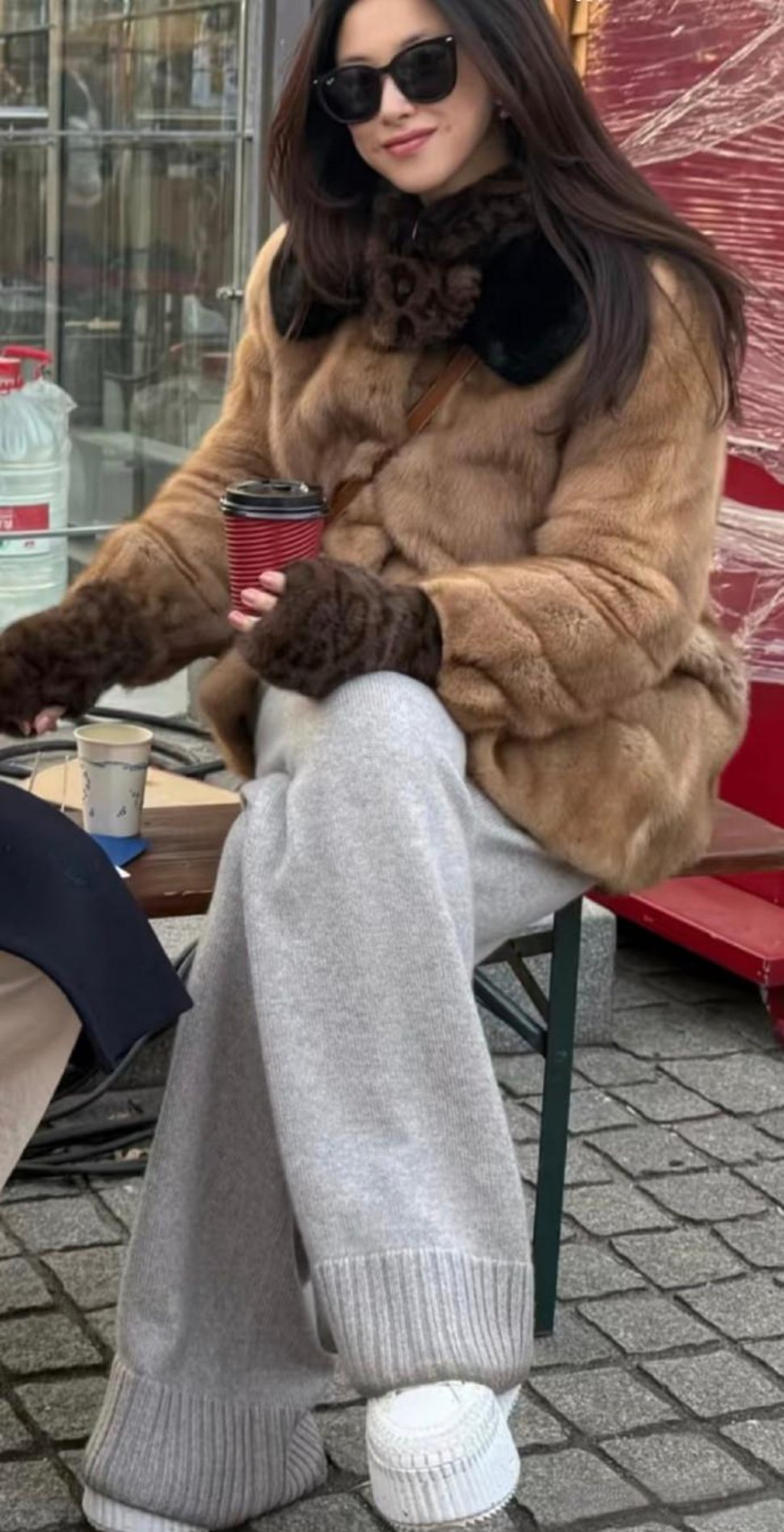 原来女明星朱珠裤子的裤脚也会脏，我每条裤子裤脚脏不忍心看。