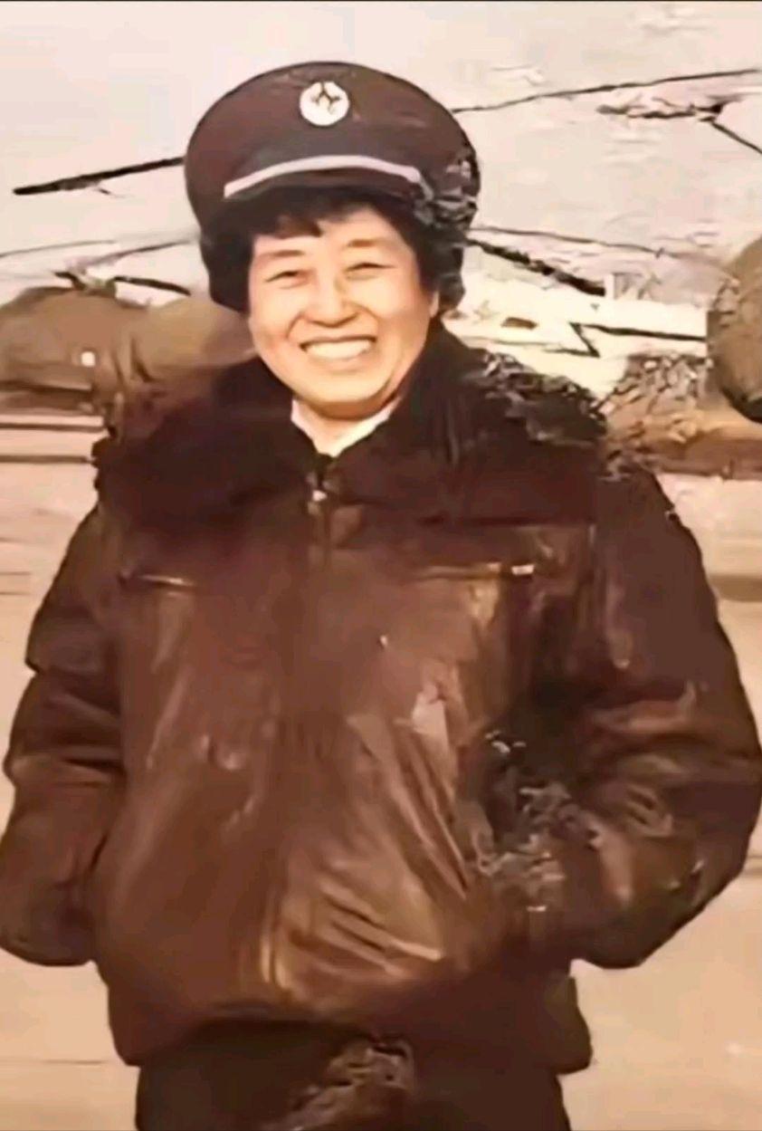 1964年，罗布泊的戈壁上，一架运输机在震天撼地的巨响后冲向天空。机舱里，28岁