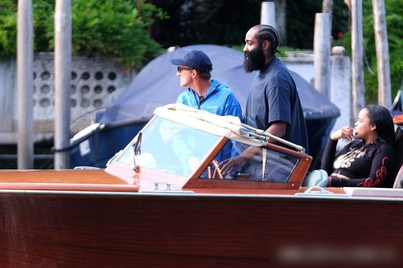 哈登已经没脸回火箭了，当初他逼宫火箭管理层，人家花重金留他，他非要走。先把事