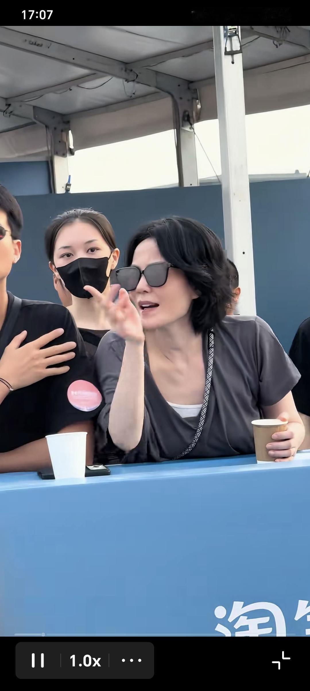 当李嫣和窦靖童都在北京的时候，谢霆锋住哪里？当窦靖童站在舞台上唱歌，王菲和其他