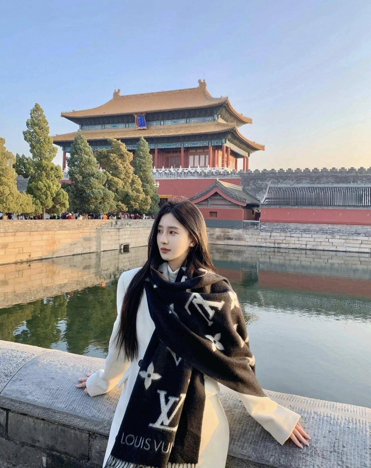 日落给故宫的红墙镀了层暖光，水边的风裹着秋意，围巾上的纹路和殿宇的飞檐撞了个古今