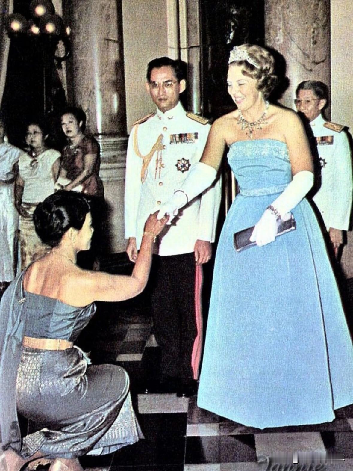 翻到一张老照片，泰国诗丽吉王后和荷兰女王，诗丽吉王后优雅行屈膝礼。满脑子问号