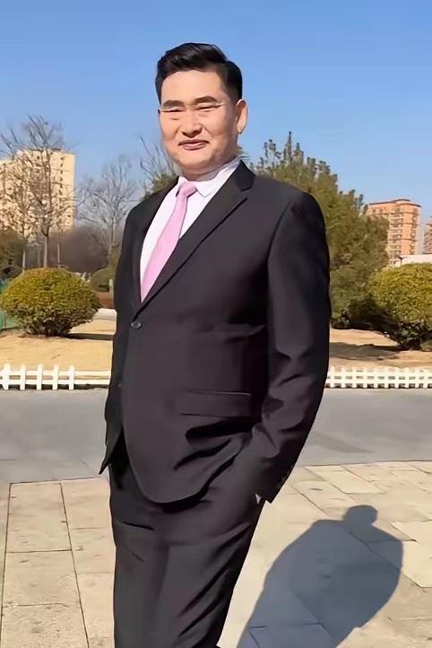 朱之文真是个神奇的人物，你别看他平时窝窝囊囊不修边幅，挺着个大肚子，人没到肚子倒