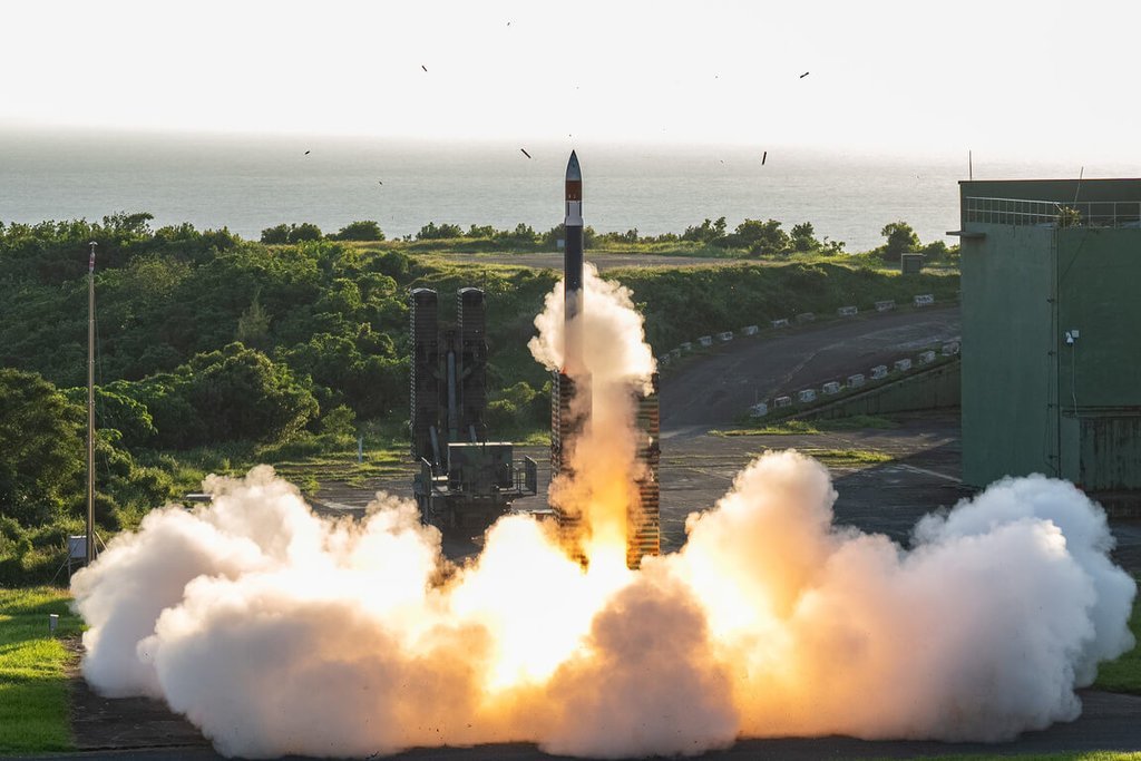 在屏东的九鹏基地，台军先后发射了天弓-3防空导弹、雄风-3反舰导弹、“海马斯”火箭弹和自杀式无人机。