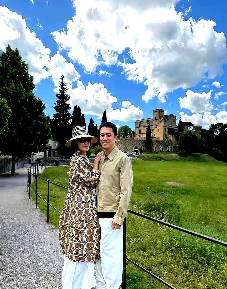 戴着八百块的旧表，戛纳影帝正蹲在法国乡下的泥地里掏鸡窝。梁朝伟套着皱巴巴的外套，两眼直勾勾盯着稻草堆