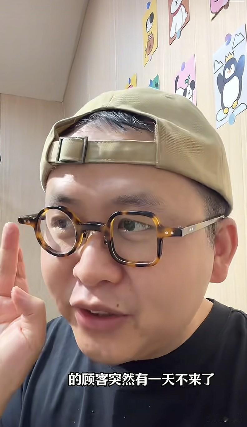 一个店主说他家有一个神仙顾客，每次来都是一大碗番茄味加两瓶可乐消费五十元以上，并