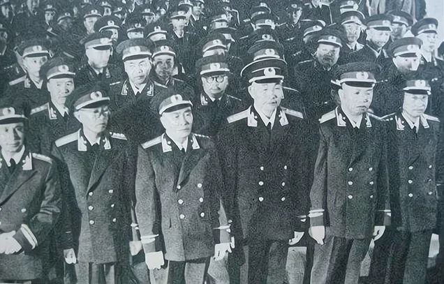 1956年11月经彭德怀提议，十人被增选为军委委员。之前的军委主席是毛主席，十大