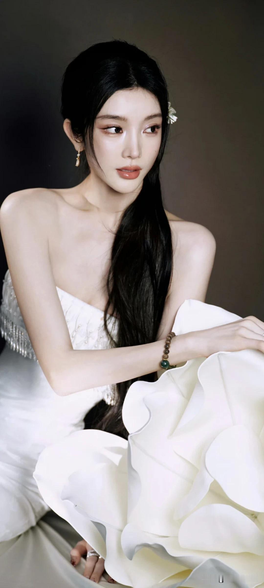 戴燕妮壁纸～当清冷美人遇上大朵“花裙”，性感中带着高级感！