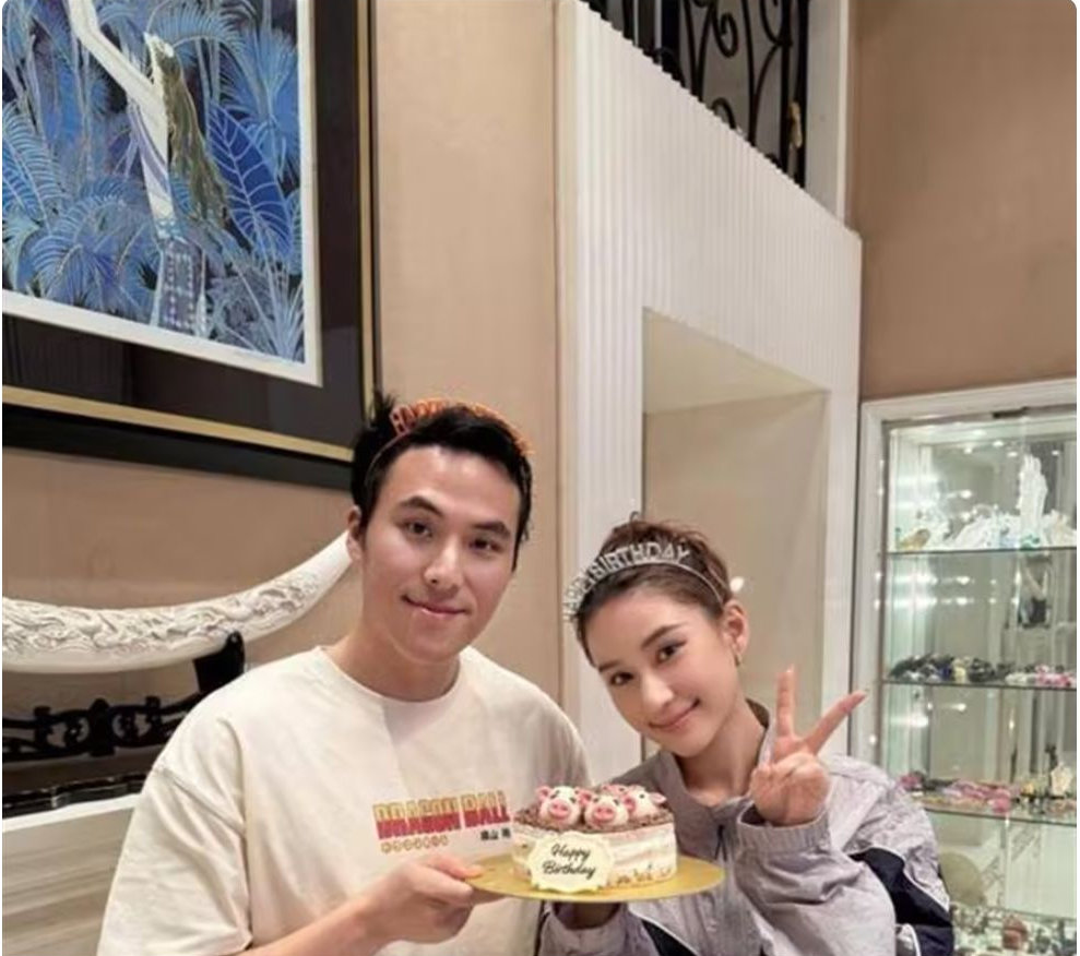 何超莲与家人豪宅庆生，她穿休闲装+短裤太洋气，34岁美得不像话