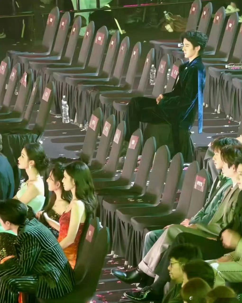 大概率是腾讯内部人员出错了，不然不可能邀请了还不给奖……不过他受此奇耻大辱也能坐