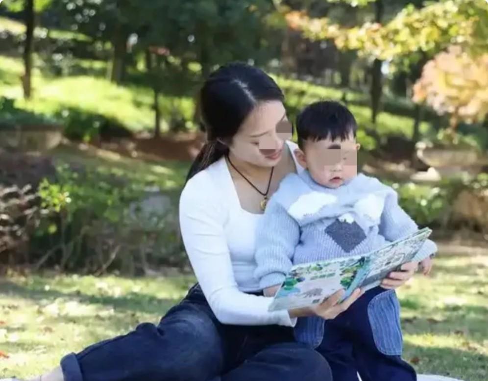 高中同学里，有一位女同学，已经43岁了，事业有成，未婚生子。去年年底，她生下了一
