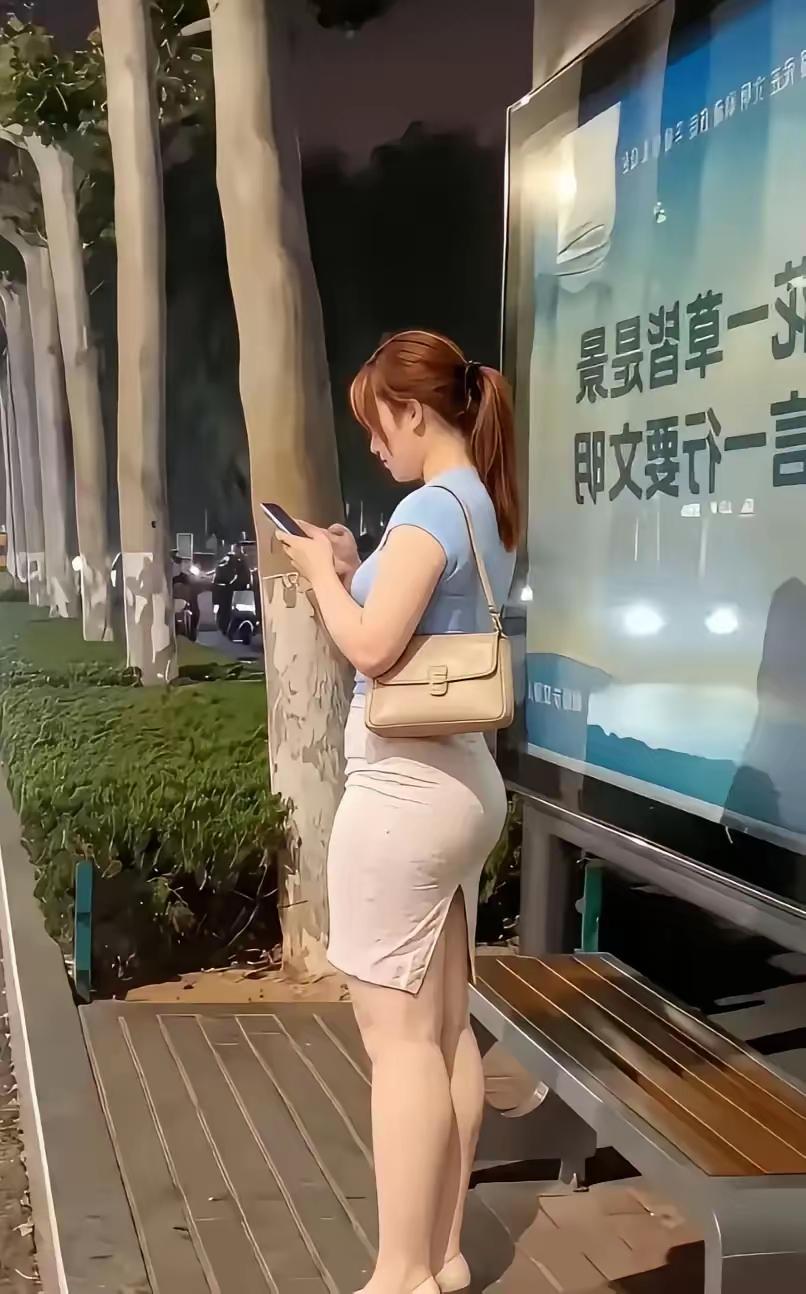 每一个等车的人，都是很有耐心的存在。这大晚上了，实在等不来公交车，就叫一个顺风车