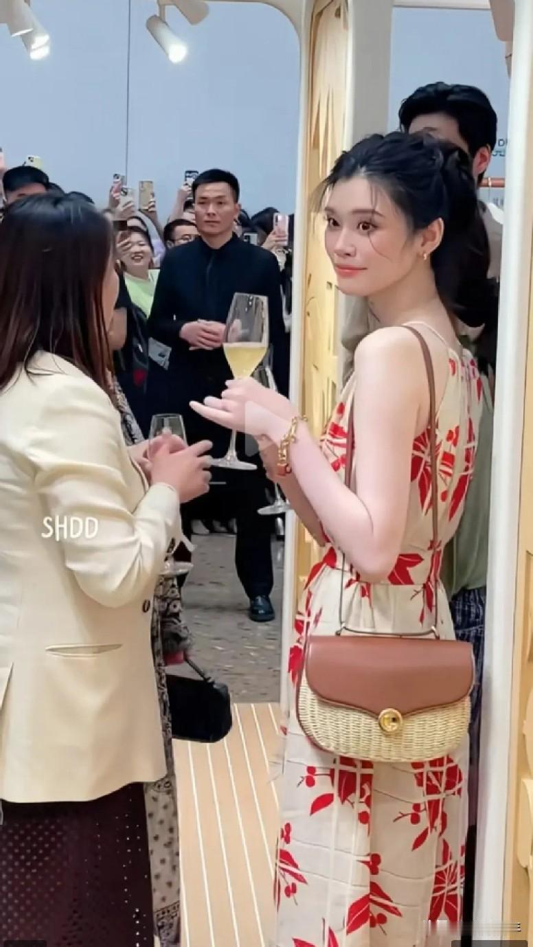 奚梦瑶参加活动，结婚之后越来越漂亮。她肤如凝脂，身姿又高挑，于人群中宛如鹤立鸡群