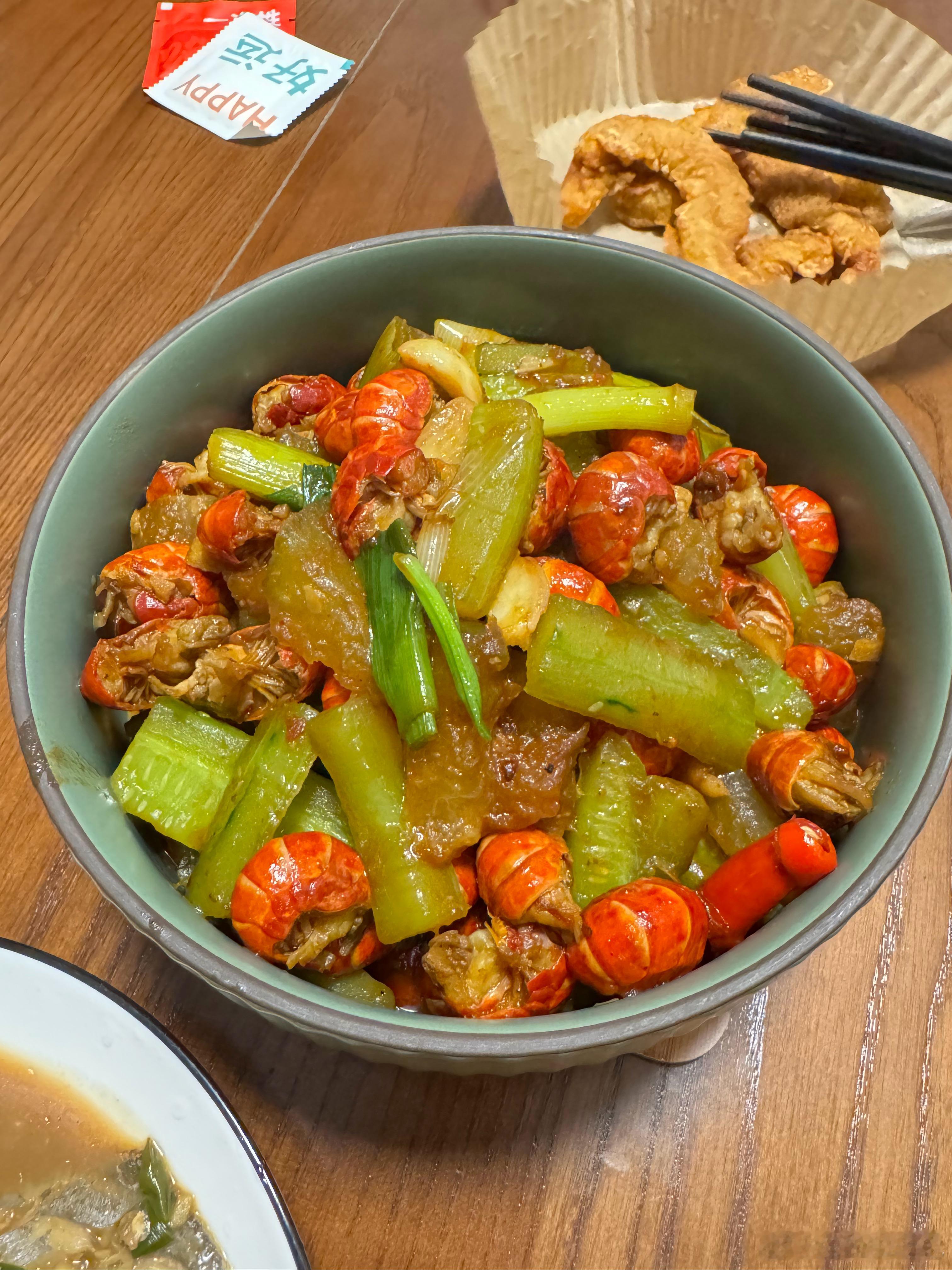 鸿哥每次吃完饭都要四处再找吃的，我妈说是不是没吃饱，于是菜量一次比一次大，米饭一