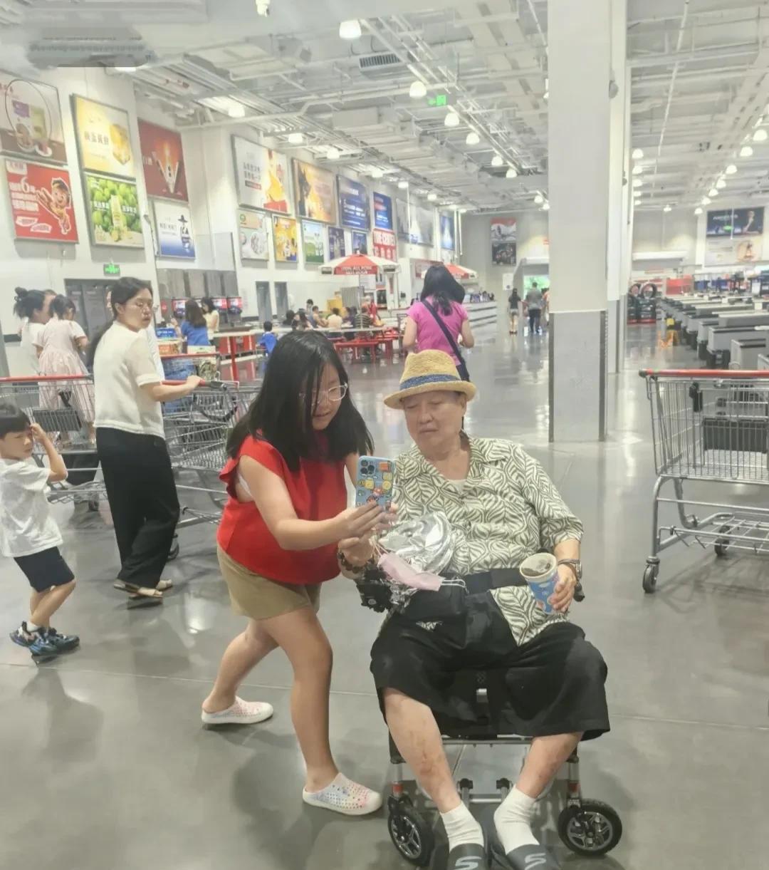 75岁的洪金宝现身深圳开市客，他戴着礼帽，身形肥胖，坐着电动轮椅，脸色红润，胡须
