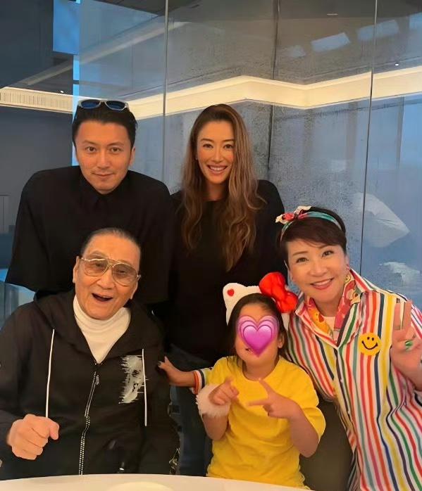 狄波拉，一觉醒来，收到一个好消息，一个坏消息。好消息是，跟她纠缠了大半