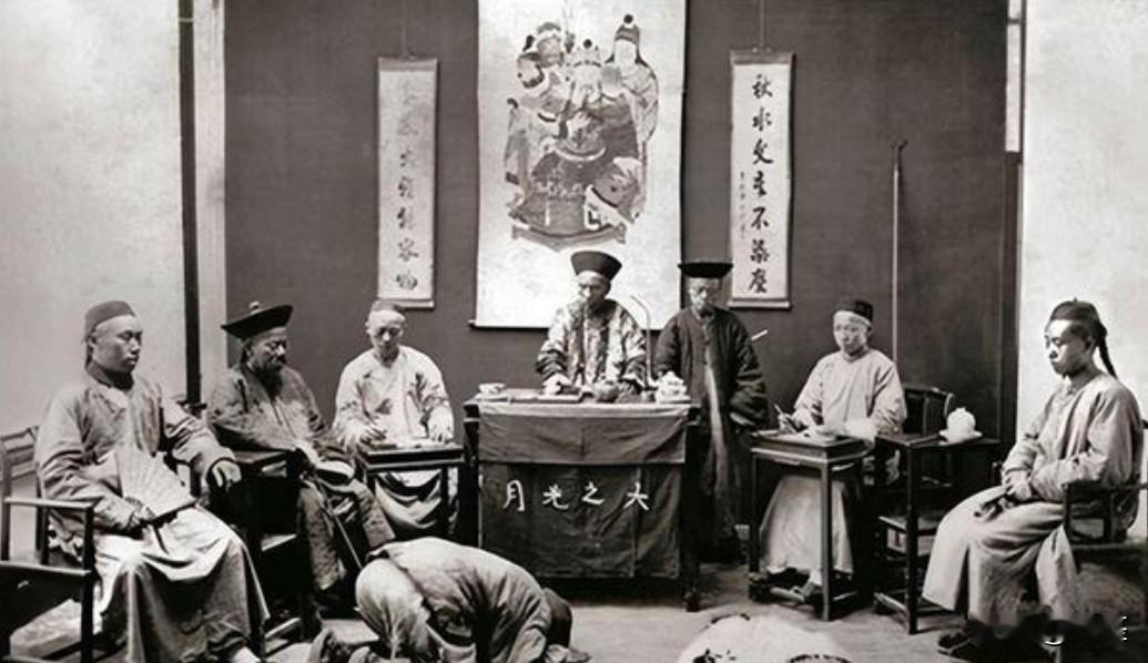 被慈禧软禁瀛台的光绪皇帝离奇现身武昌，百官跪拜追捧，为何三天后被当众处斩？光绪二十五年，戊戌变法失败