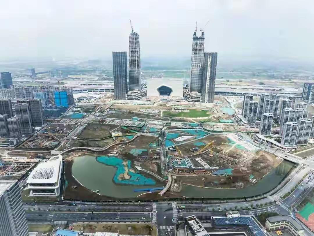 杭州云门中心，光云门高达八十米，就是一个地标，金手指及云门中心三百米三百二十米都