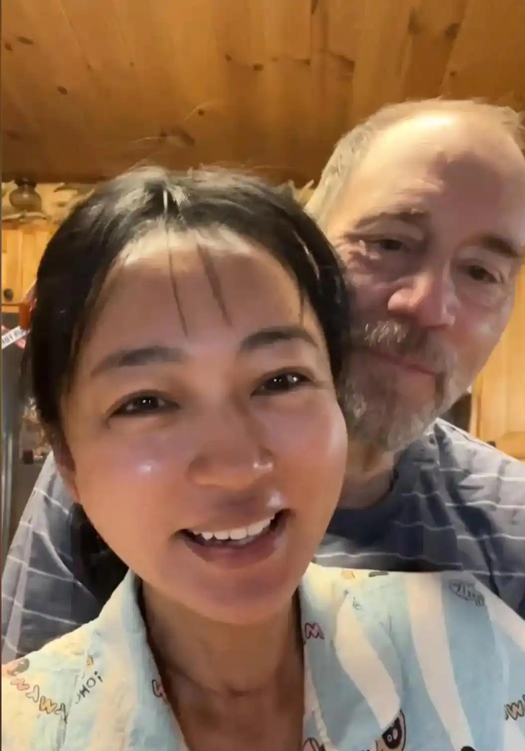 一名黑龙江女生在美国读书外出游玩时结识当地农场主，两人相处十分合拍，短短半年就确